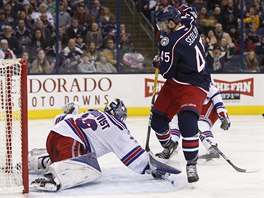 Luk Sedlk z Columbusu ped brankem New York Rangers Henrikem Lundqvistem.