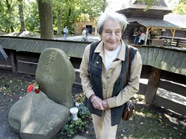 Dana Zátopková u hrobu svého manžela Emila na Valašském Slavíně v Rožnově pod...