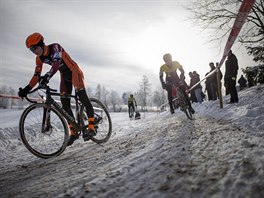 Michael Boro (v oranovém) na trati republikového ampionátu v cyklokrosu