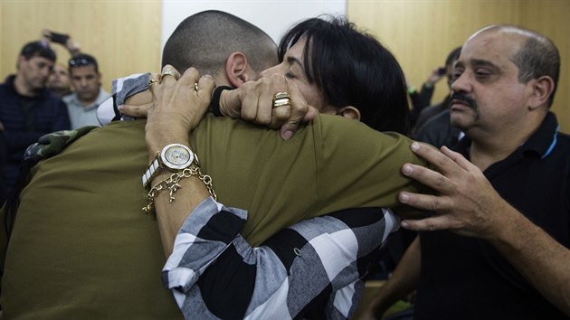 Izraelsk serant Elor Azaria s rodii u vojenskho soudu v Tel Avivu (4. ledna 2017)