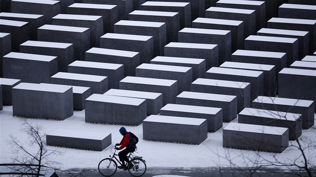 Zasnen pamtnk holokaustu v centru Berlna (5. ledna 2017)