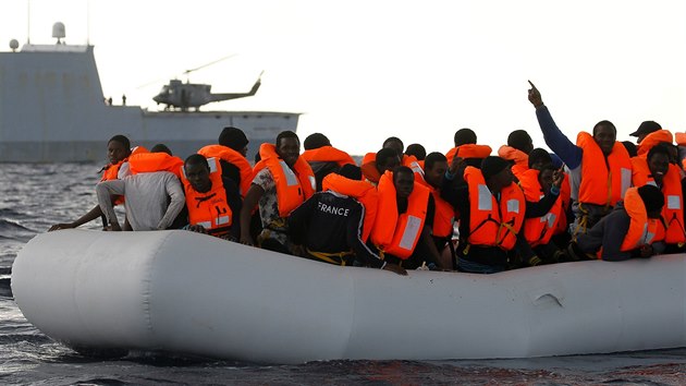 Italské námořnictvo zachraňuje migranty z přeplněného člunu u břehů Libye (2. ledna 2017)