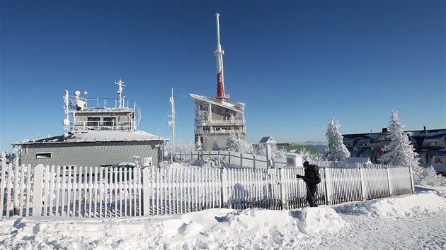 Teplota na Lys hoe v Beskydech se v tchto dnech pohybuje na - 20 stupnch. V sobotu k rnu zde bylo nameno - 25 stup. Je zde tak vidt inverze a smog v ninch (7. ledna 2017)