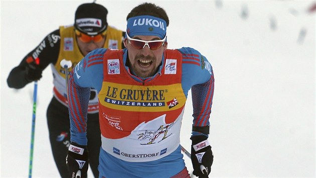 Sergej Usťugov si běží pro triumf ve třetí etapě Tour de Ski.