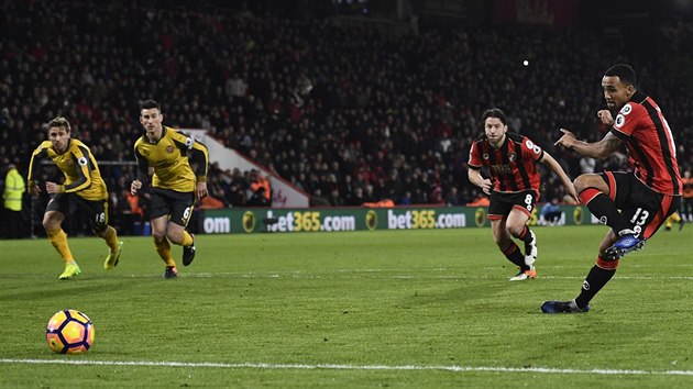 Callum Wilson z Bornemouthu skruje z penalty v utkn s Arsenalem.