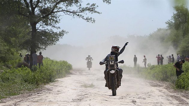 Francouzsk motocyklista Adrien Van Beveren ve druh etap Rallye Dakar.