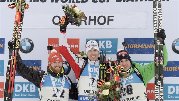 TI NEJLEP. Po sprintu v Oberhofu se raduj zleva Michal lesingr (druh msto), vtz Julian Eberhard a Dominik Windisch.