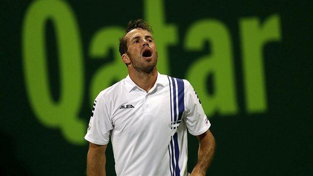 Radek tpnek ve tvrtfinle turnaje v Dauh, kde se utkal s Novakem Djokoviem.