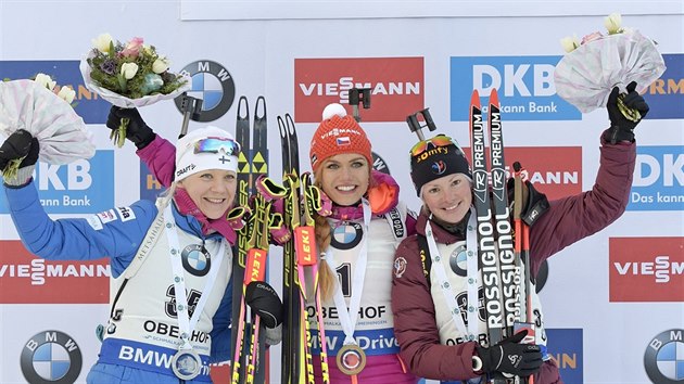PDIUM PRO NEJLEP. Gabriela Koukalov (uprosted), Kaisa Mkrinenov (vlevo) a Marie Dorinov-Habertov po sprintu v Oberhofu.