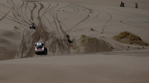Rallye Dakar: Automobil v pouti pat Sbastienu Loebovi, jednomu z favorit na celkov triumf.