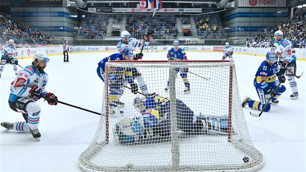 Chomutovsk Brett Skinner (vlevo) pekonv Libora Kaka ve zlnsk brance.