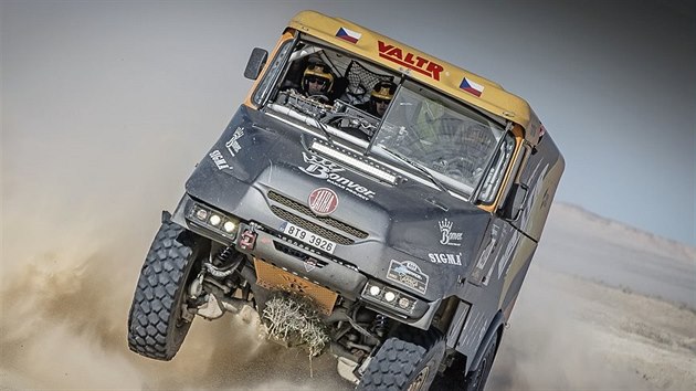 Jaroslav Valtr doke na Africa Race dostat kamion Tatra Jamal do vzduchu. Zatm je v kategorii druh.