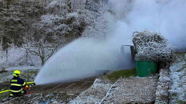 Hasii v Kynperku vyjdli na Nov rok k poru klny pln tlakovch lahv.