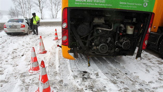 Vyproovn havarovanho autobusu u almanova, kter naboural v noci ve snhov vnici a nkolik cestujcch utrplo zrann.