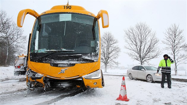 Vyproovn havarovanho autobusu u almanova, kter naboural v noci ve snhov vnici a nkolik cestujcch utrplo zrann.