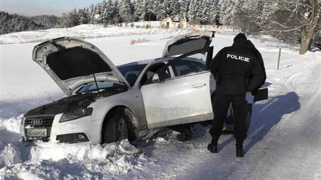 Zlodj zapadl s kradenm autem do snhov zvje nedaleko Podstrn na Sokolovsku.