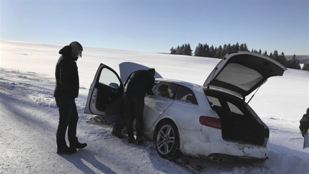 Zlodj zapadl s kradenm autem do snhov zvje nedaleko Podstrn na Sokolovsku.