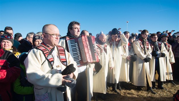 Zhruba pět tisíc lidí přišlo oslavit silvestr na Velkou Javořinu. Setkání Čechů a Slováků se zde konalo už po čtyřiadvacáté.