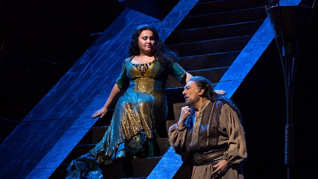 Liudmyla Monastyrska jako Abigaille a Plcido Domingo v tituln roli Verdiho Nabucca v Metropolitn opee