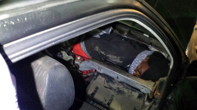 Jeden z uprchlíku se pokusil hranice překročit ukrytý za palubní deskou automobilu.