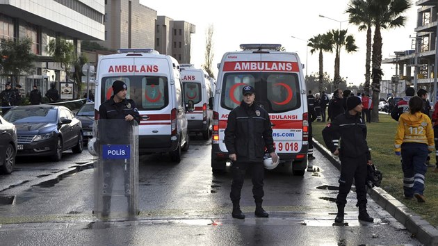 V Izmiru vybuchlo auto pln trhaviny. Incident se odehrl ve tvrti Bayrakli, kter je urena pro soudce a sttn zstupce (5. ledna 2017)