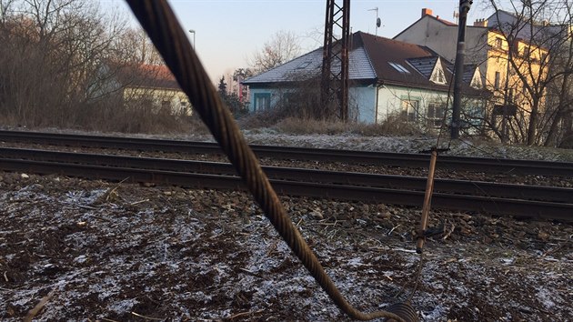 Osobn vlak strhl trakn veden pobl Branickho mostu (1. ledna 2017)
