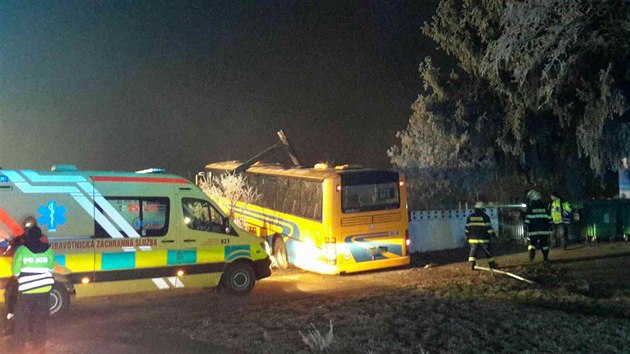Autobus na Znojemsku narazil do hbitovn zdi, pt lid se zranilo