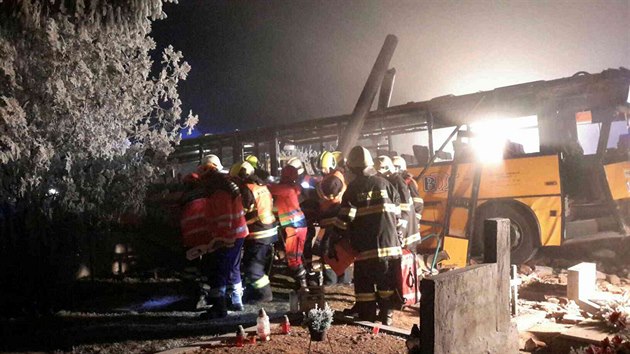 Autobus na Znojemsku narazil do hbitovn zdi, pt lid se zranilo