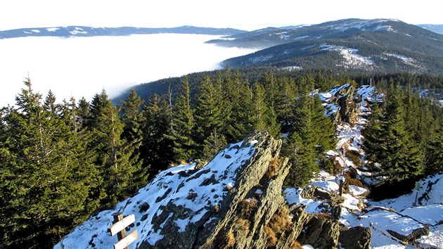 Pohled zVelkho Ostrho kjihovchodu po hebeni Krlovskho hvozdu. Vpozad Svaroh (Zwercheck, 1333 m)