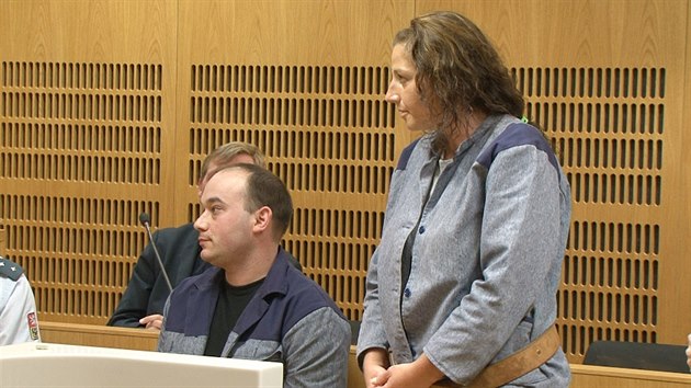 Miroslav oka a Jana ern - oba odsouzen za podvod - u Obvodnho soudu pro Prahu 9 (13. kvtna 2016)