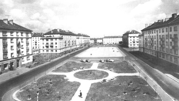 Výstavba sídliště, včetně náměstí byla pojata velkoryse. Byla dokončena v roce 1957.