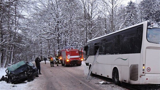 V sti obce Bokov na Semilsku se ped estou hodinou rann stetl autobus s autem.