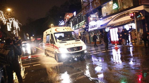 Sanitka jede k istanbulskému klubu Reina, kde útočník nebo útočníci postříleli minimálně 35 lidí. (1. 1. 2017)