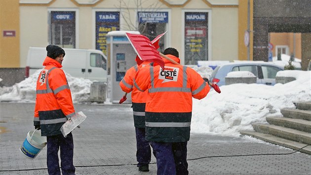 V Sokolově najali nezaměstnané na zimní úklid ve městě.