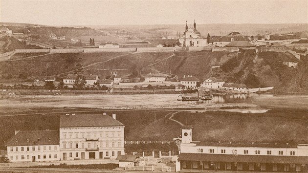 Panorama zachycujc Vyehrad pochz asi z roku 1865, autor snmku nen znm. V poped je patrn smchovsk vlakov ndra.