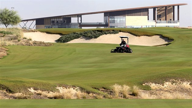 Osmnctijamkov golfov hit Trump International Golf Club v Dubaji pat americkmu prezidentu Donaldu Trumpovi.