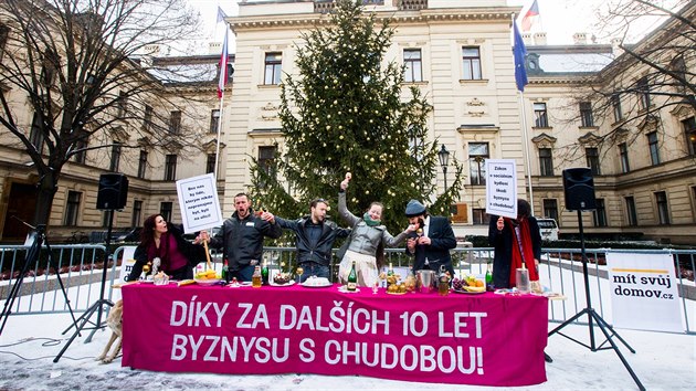 Happening ped adem vldy v Praze k oficilnmu zahjen kampan Mt svj domov za pijet zkona o socilnm bydlen. (5. ledna 2017)