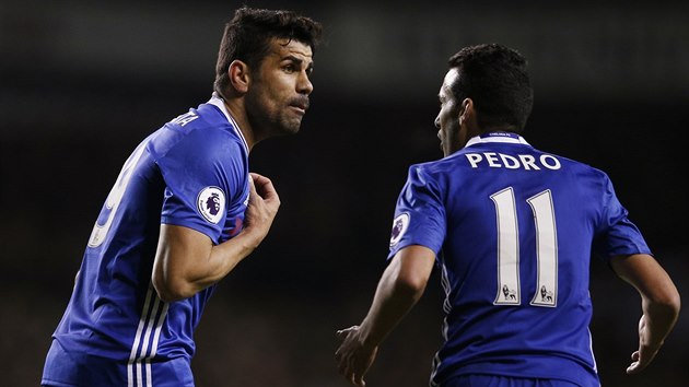 CO DL?! By jsou spoluhri, bhem prvnho poloasu utkn proti Tottenhamu si fotbalist Chelsea Diego Costa a Pedro drazn vykvali nepovedenou tonou akci.