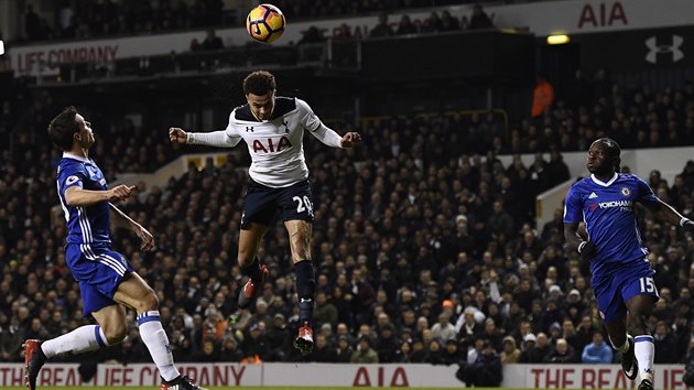 GLOV HLAVIKA. Dele Alli hlavou pesn usmrnil m do st a poslal Tottenham do veden nad Chelsea.