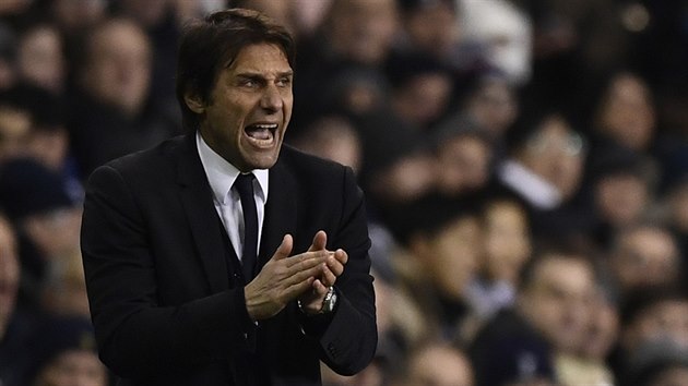 Trenr Chelsea Antonio Conte povzbuzuje sv svence v ligovm utkn proti Tottenhamu.