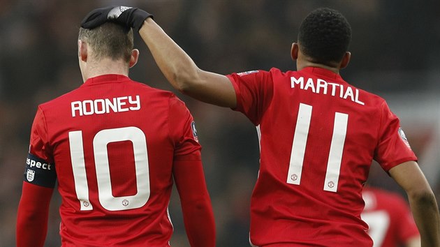Fotbalist Manchesteru United Wayne Rooney a Anthony Martial v utkn anglickho FA Cupu proti Readingu.