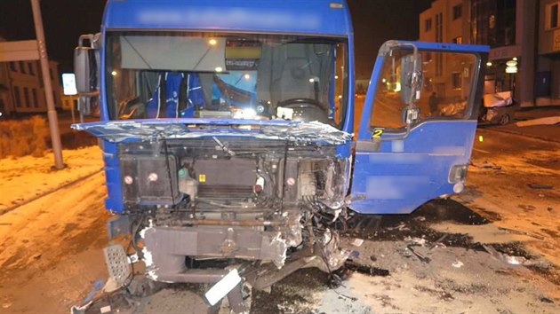 Smrteln nehoda osobnho a nkladnho vozidla na Uherskohradisku.
