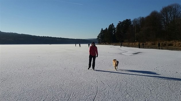 Na zamrzl Lipno vyrazili prvn bruslai.