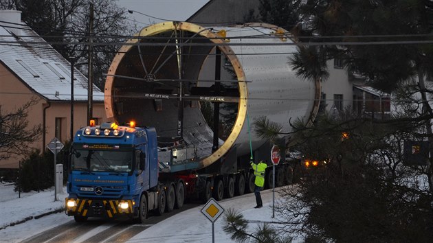 Transport pevejc komponenty pro cementrnu v Dubaji zastavil na konci listopadu pval snhu ve Sloupu na Blanensku. Znovu do pohybu se vydal a za msc.