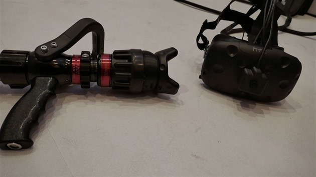Proudnice s namontovaným Vive Trackerem a VR brýle s kamerkou pro rozšířenou realitu.