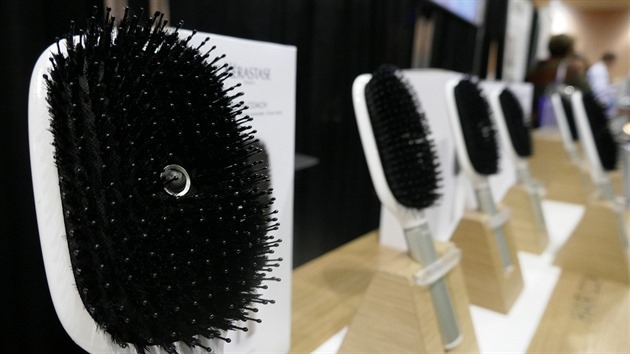 Chytrý hřeben od Kérastase má mikrofon a další sensory, které vám analyzují, zda se dobře češete a nepadají vám vlasy.