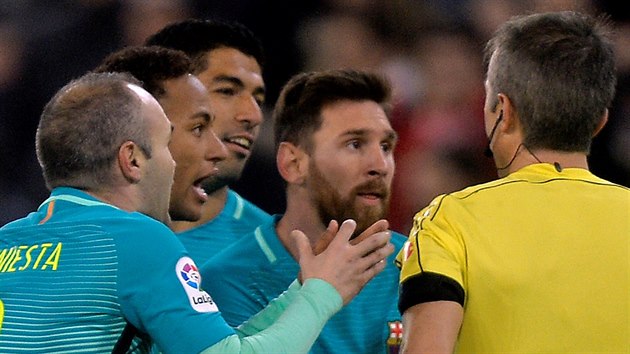DL SI LEGRACI? Fotbalist Barcelony Iniesta (zleva), Neymar, Surez a Messi protestuj proti verdiktu sudho Fernandeze Borbalna.
