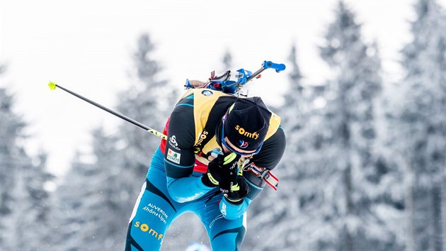 Martin Fourcade se sna zaht zmrzl ruce bhem sthacho zvodu v nmeckm Oberhofu.