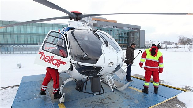 Nový vrtulník jihlavské zdravotnické záchranné služby přijel do Jihlavy naložený na kamionu v noci na 1. ledna. Od té doby už má několik ostrých vzletů. Ještě ho čeká jedna úprava - během letošního roku bude přelakován do žluta.