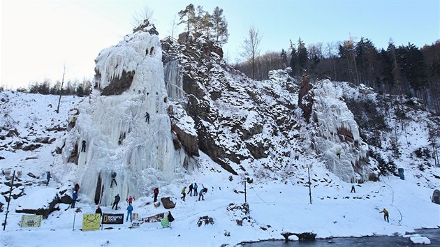 Ledov stna ve Vru se otevela veejnosti. tyicet metr vysokou sklu pokrv a ticeticentimetrov vrstva ledu.